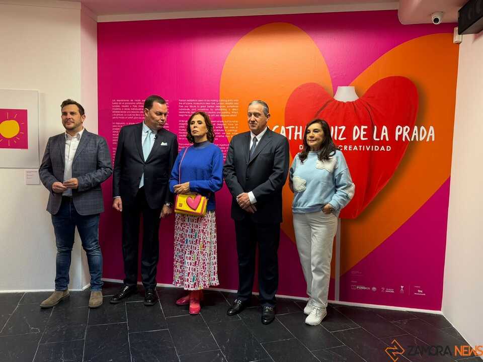 Agatha Ruiz de la Prada en Zamora, con el presidente de la Diputación; el director de Fundos y la comisaria de la exposición, Marisa Oropesa