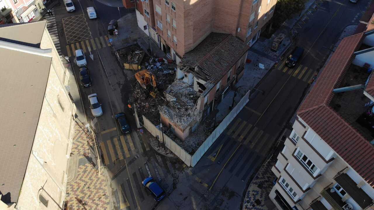 derribo del inmueble situado en la esquina de la Plaza de San Lázaro (2)