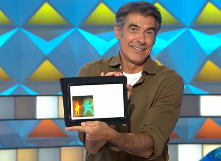 Jorge Fernández muestra los semáforos en su tablet