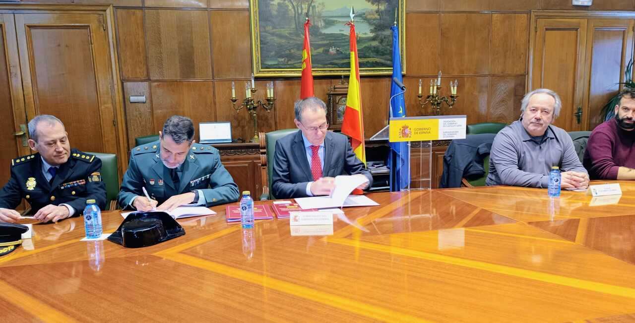 Firma del protocolo en la Subdelegación del Gobierno