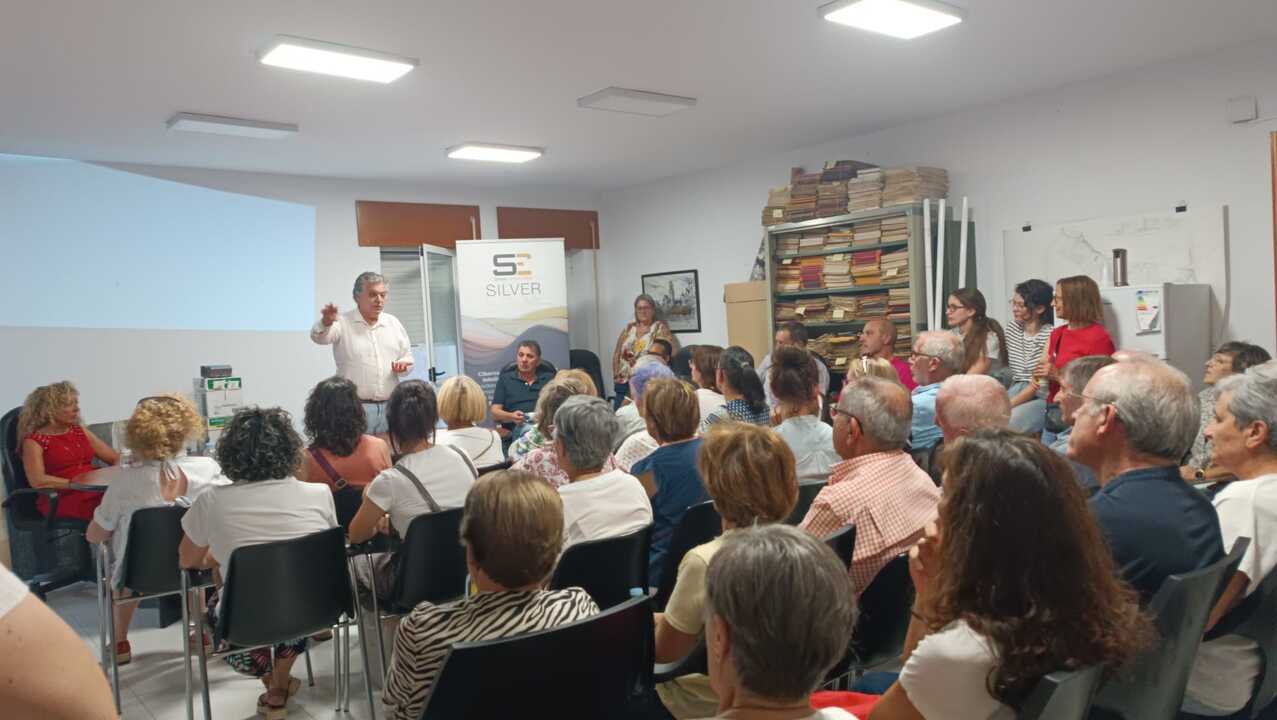 Manuel Franco junto a Ana Sánchez, representante de la Diputación, y el alcalde de Granja, Juan Carro, en el Ayuntamiento
