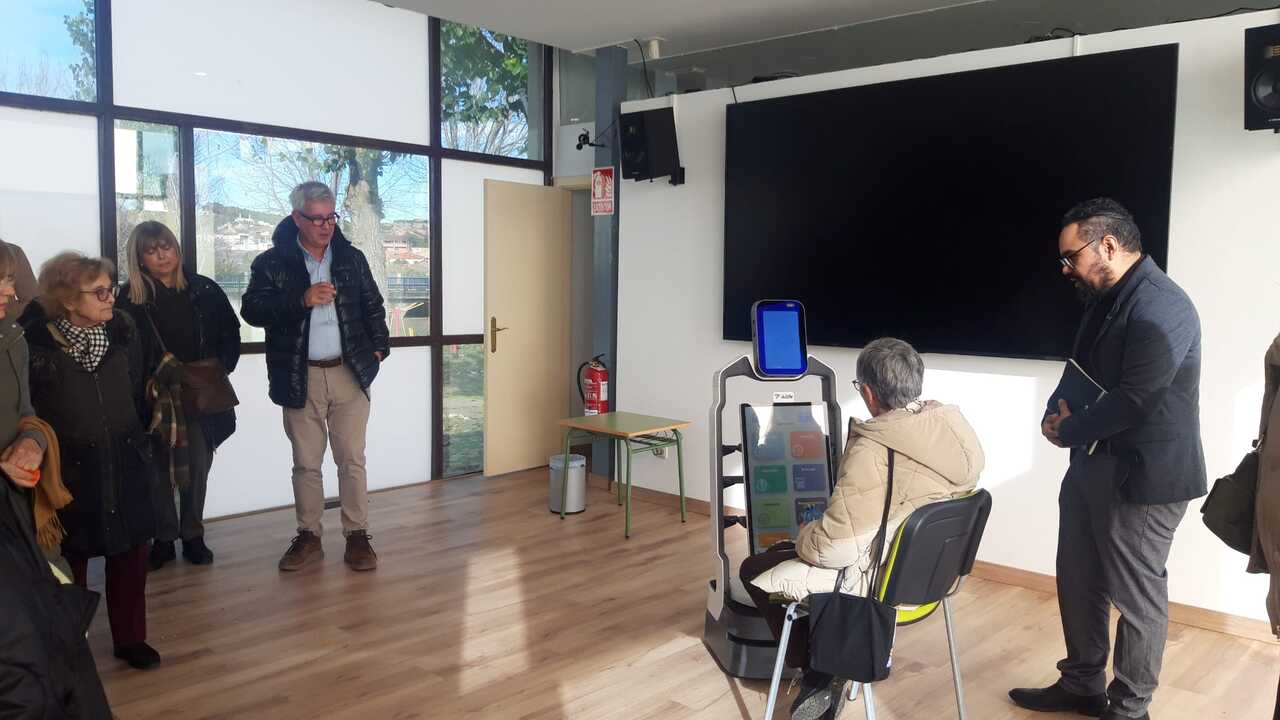 Una vecina prueba uno de los monitores