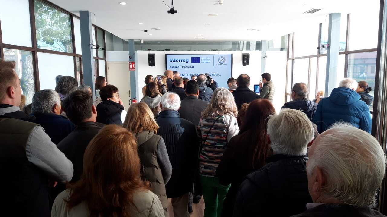 Vecinos en la inauguración del CIS