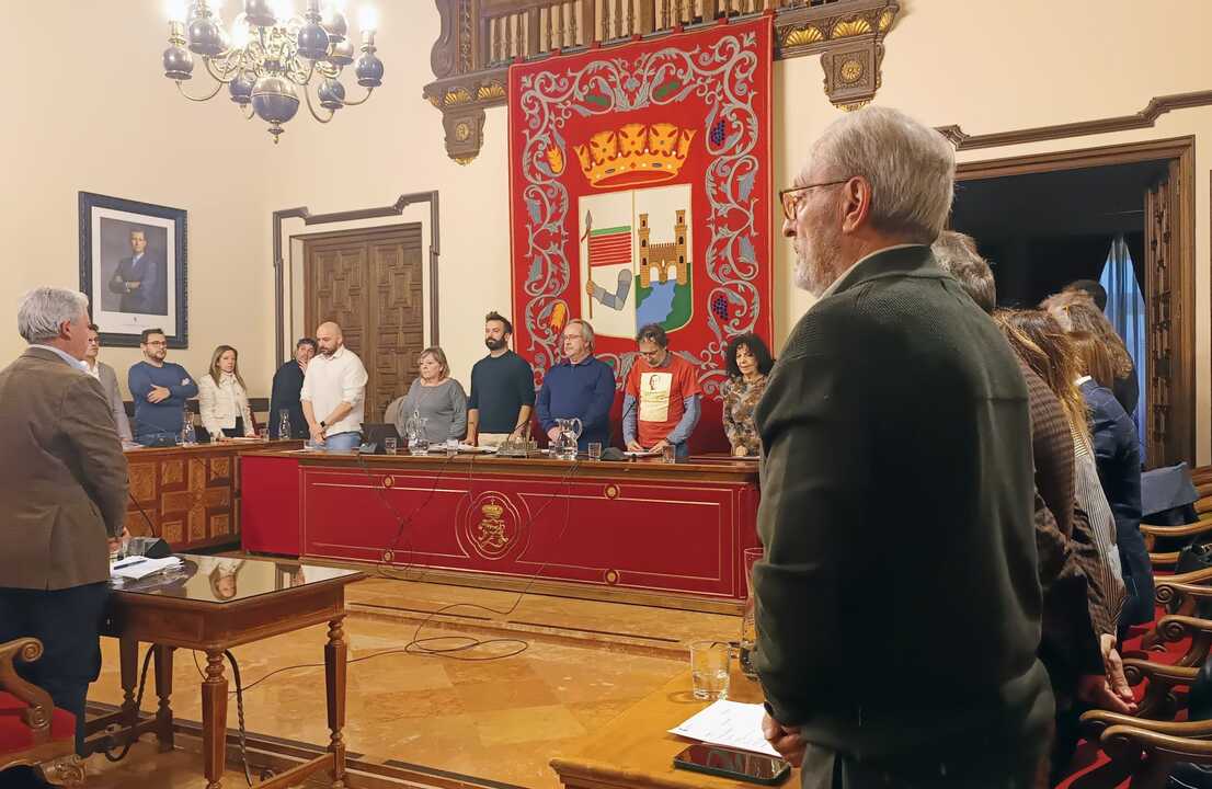 Dos minutos de silencio en el Pleno por las mujeres asesinadas por violencia de género