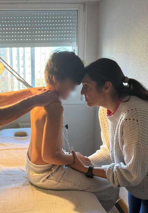 Cinthya con su hijo en la consulta de un fisio