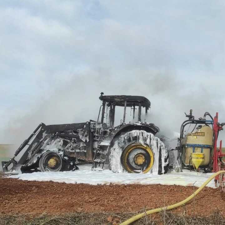 un tractor se incedia en Torres de Carrizal  (2)
