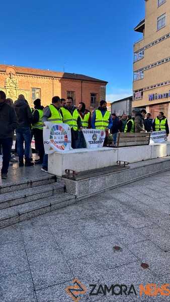 agricultores muestran su apoyo en el juzgado de Benavente 