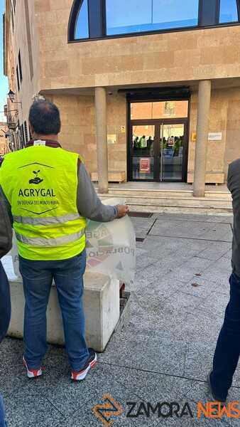 agricultores muestran su apoyo en el juzgado de Benavente _2