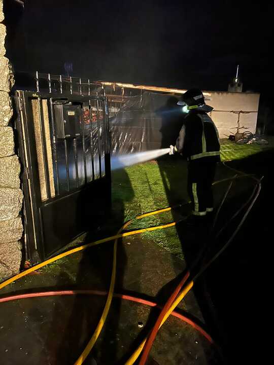 incendio garaje en Pino del Oro (3)