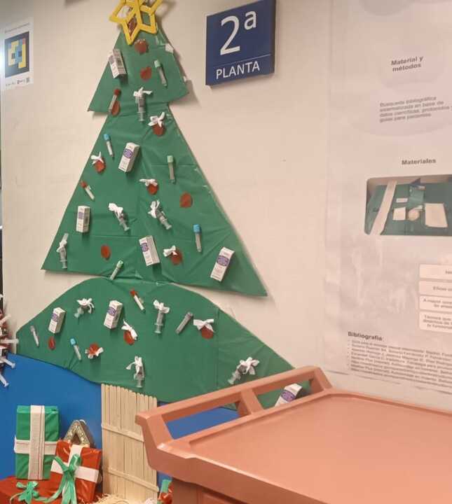 Árbol de Navidad que adorna otra planta