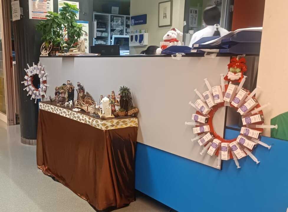 Nacimiento y adornos navideños en una de las plantas