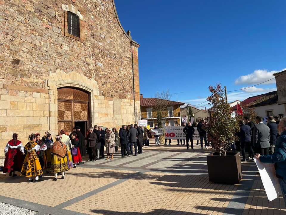 Pancartas contra el biogás tras la misa