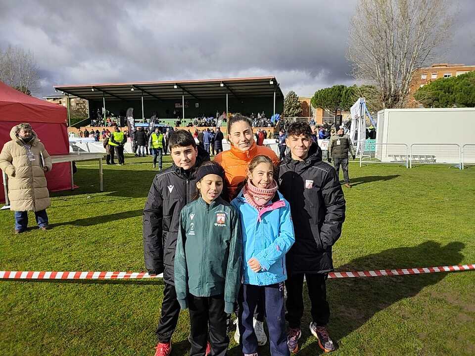 parte de la expedicion del vino toro casja rural posa con la atleta internacional y campeona de Europa Sub 23 Maria Forero