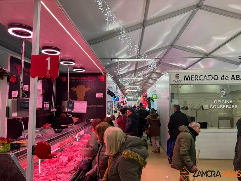 gente entrando a comprar al Mercado de Abastos _4