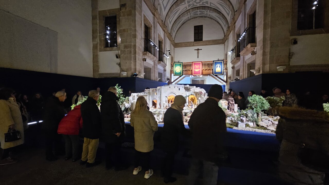 Visitantes admiran el Belén