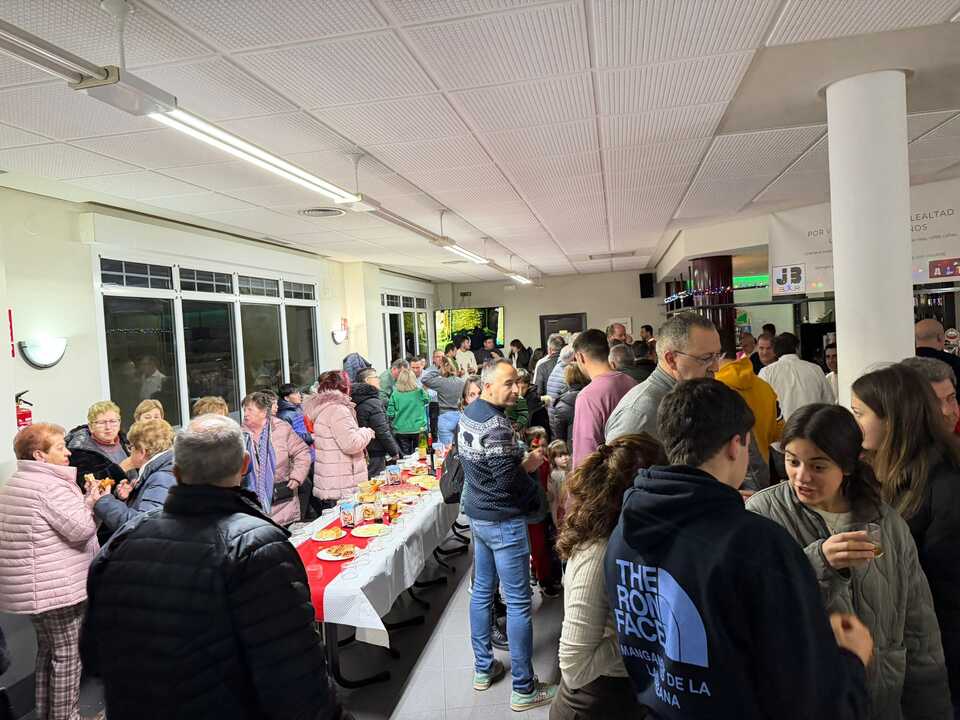 Vecinos en el ágape de despedida a los hosteleros