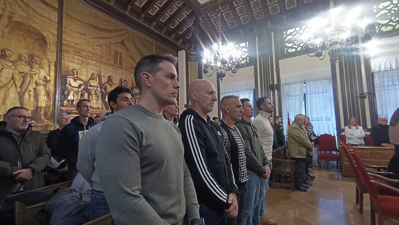 Minuto de silencio en el Pleno por las mujeres asesinadas por violencia de género