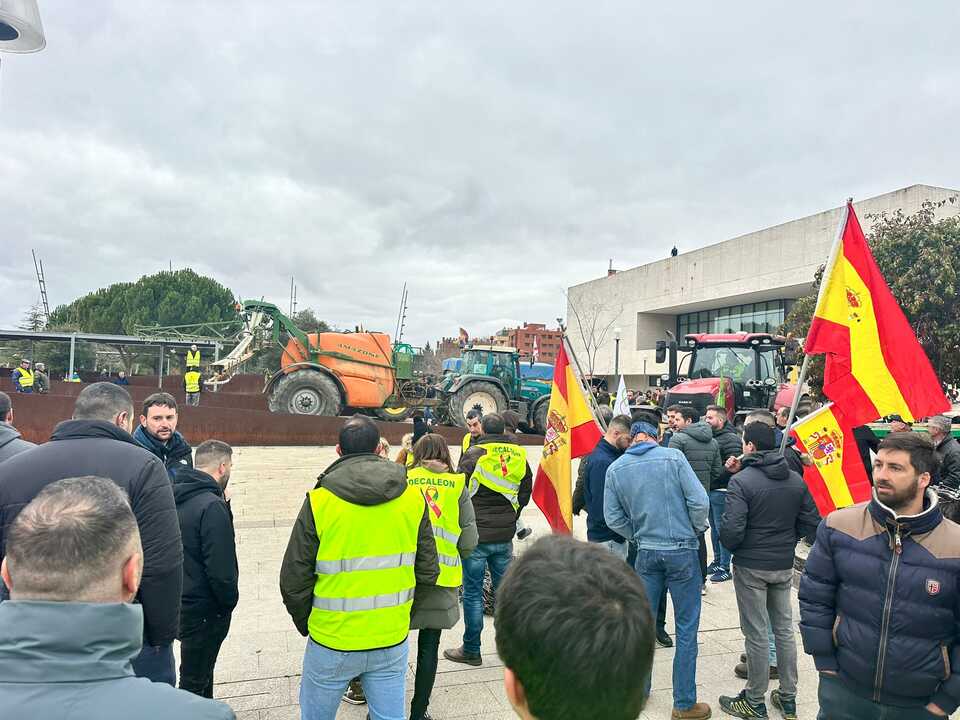 agricultores y ganaderos en la protesta de las Cortes (5)