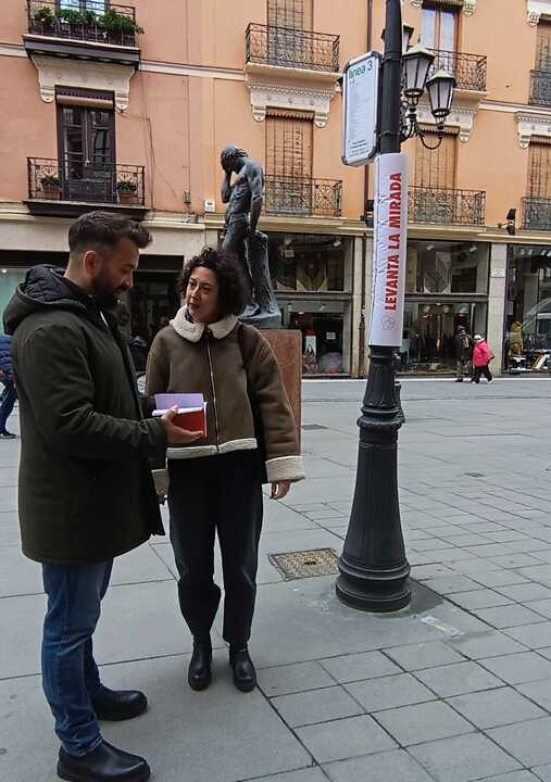 Gagos y Santos en la farola con la publicidad que anuncia la nueva temporada del teatro