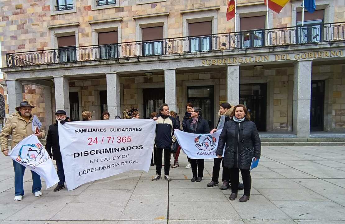 Concentración de AZAUECA frente a la Subdelegación del Gobierno
