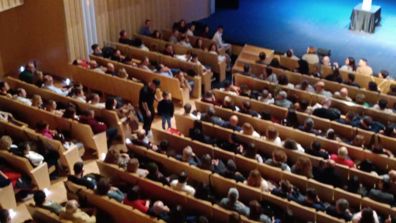 El mago con un niño del público