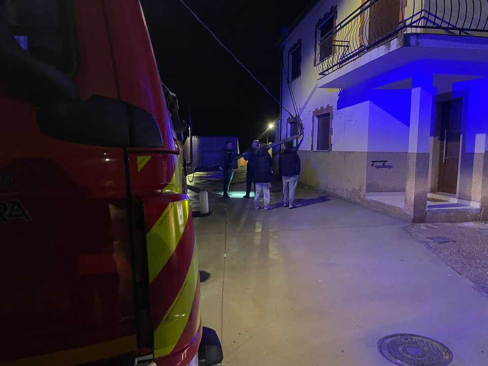 Los Bomberos del Parque de Benavente intervienen por la caída de un poste eléctrico en Castrogonzalo (1)