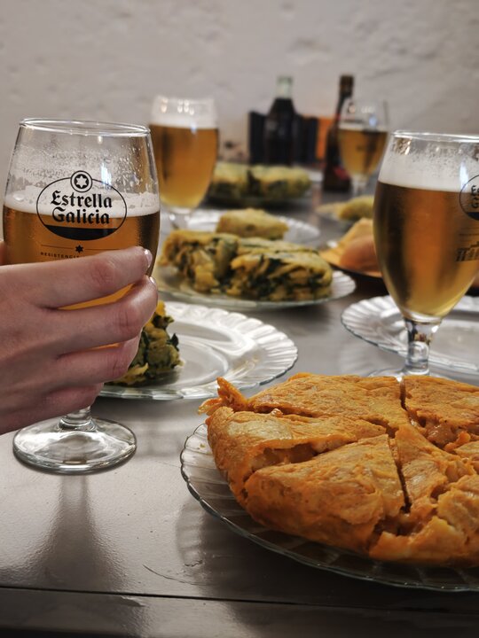 Tortilla y cerveza en el nuevo bar
