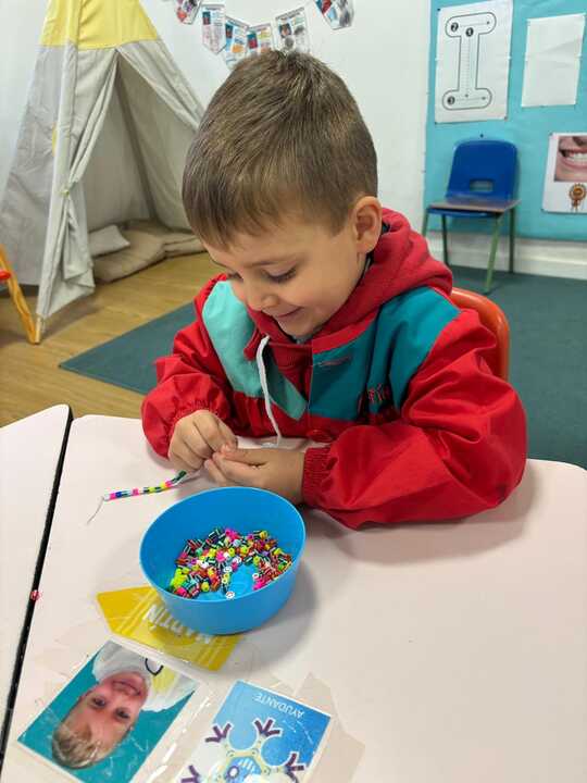 El Colegio Trilema Zamora llena la Marina de mensajes de paz y convivencia (1)