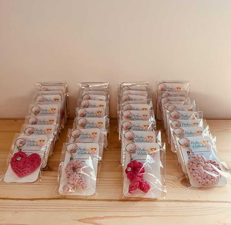 Manualidades para vender realizadas por voluntarios