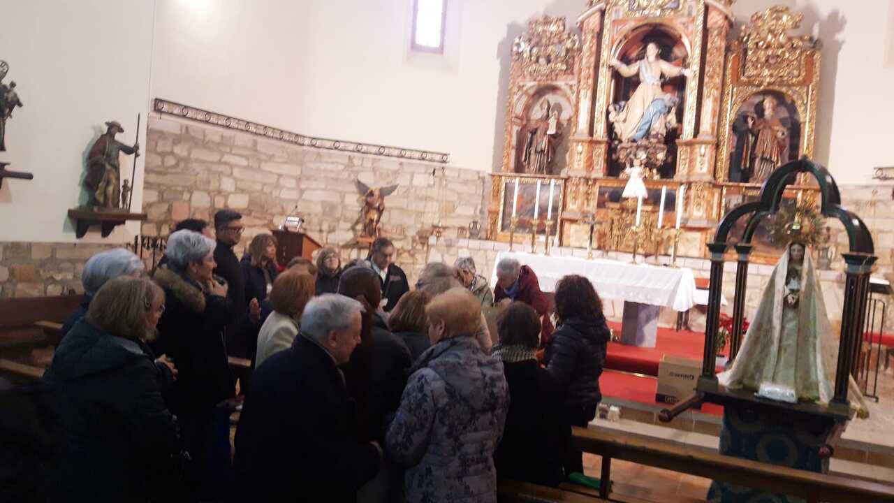 Cola para recoger la tarta en la parroquia de Granja de Moreruela