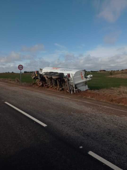 Camión volcado en la carretera de El Perdigón _2