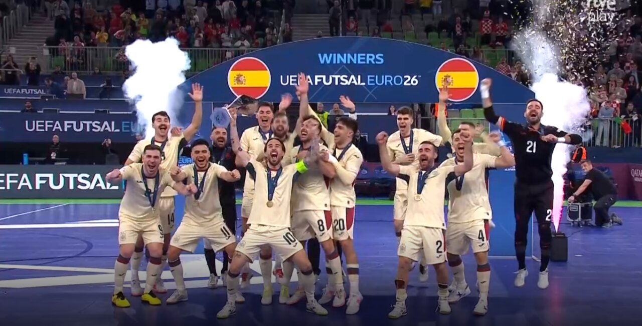 David Novoa y sus compañeros celebran el título