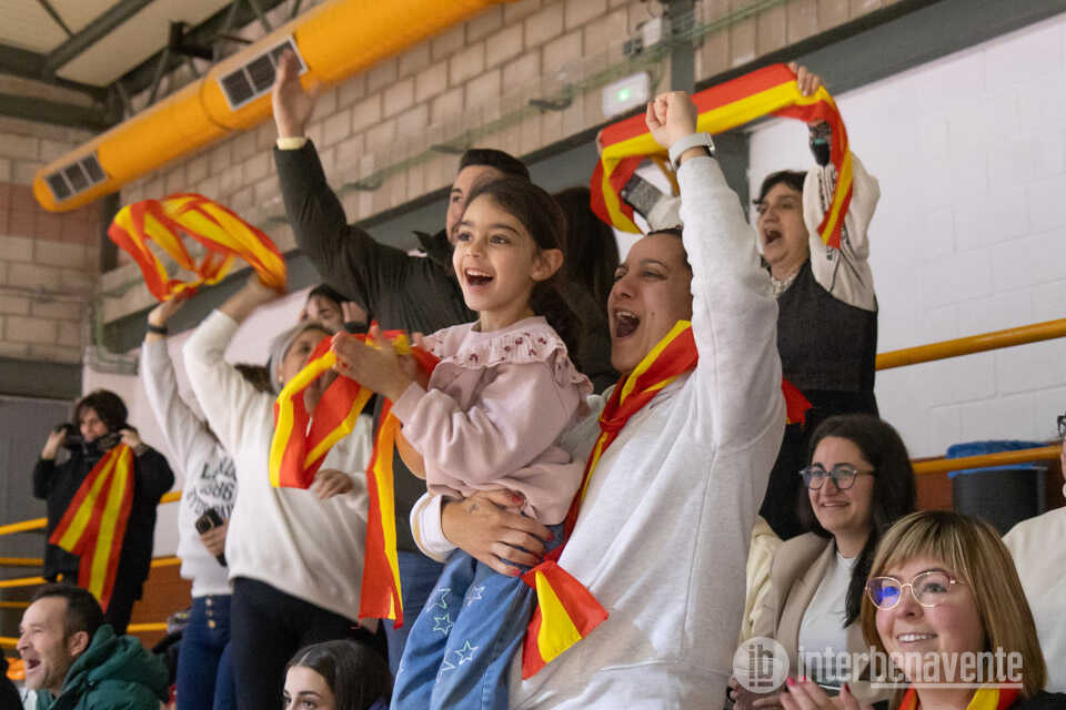 Público en La Rosaleda para ver el partido de David Novoa.