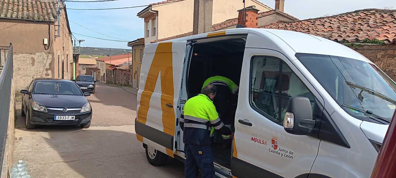 Reparto de agua embotellada en Valdeperdices