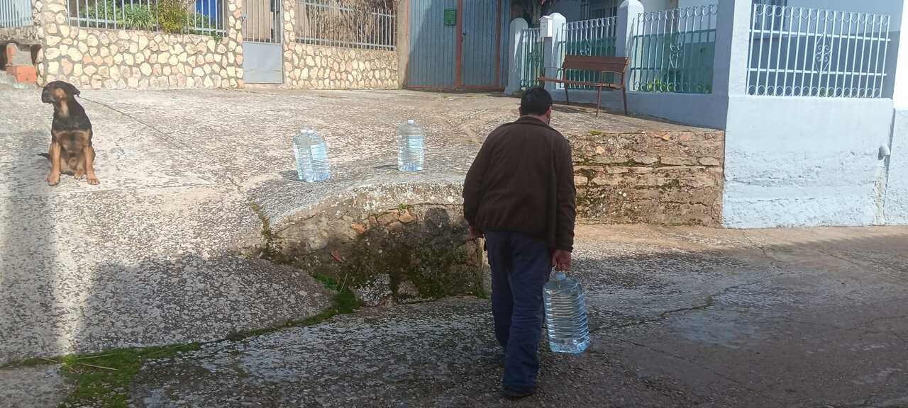 Reparto de agua embotellada en el Campillo1