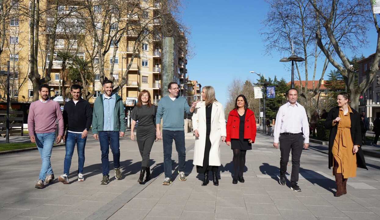 Candidatos del PSOE a las Cortes pasean por la Plaza de la Marina