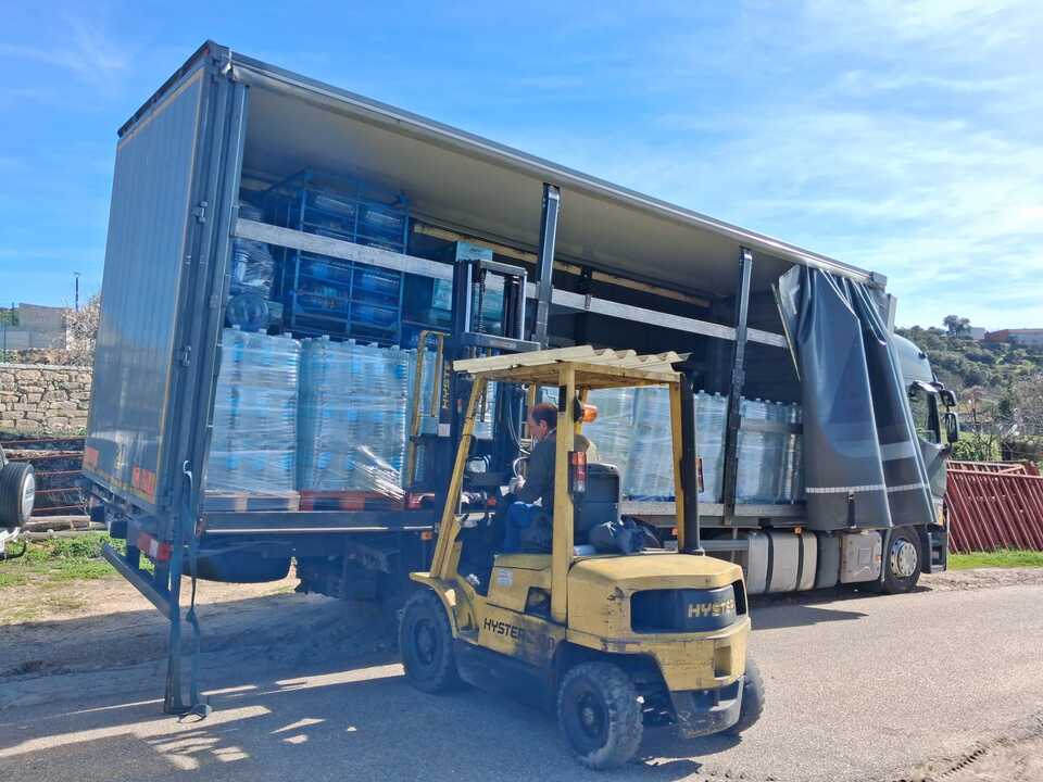 vecinos de Fermoselle reciben agua embotellada (3)