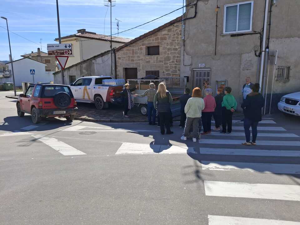 vecinos de Fermoselle reciben agua embotellada (2)