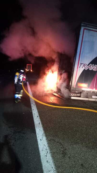 un camión arde en plena A52 (3)
