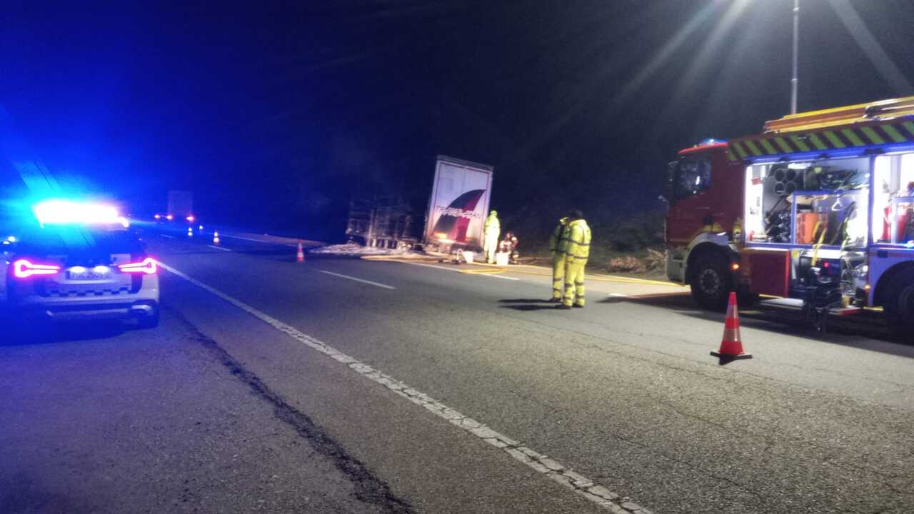 un camión arde en plena A52 (1)