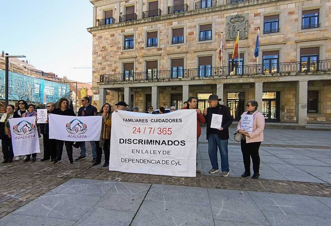 Frente a la Subdelegación del Gobierno