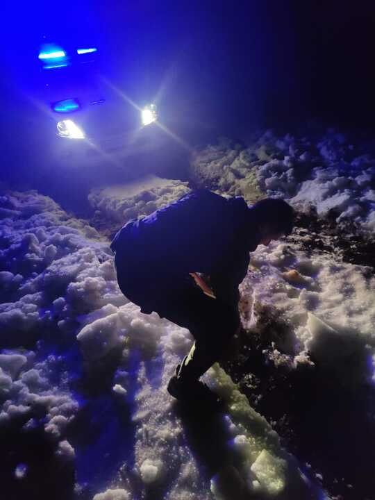 Dos jóvenes rescatados en la nieve _3