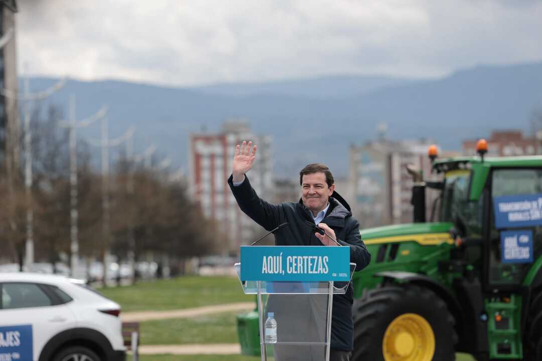 Mañueco en un tractor