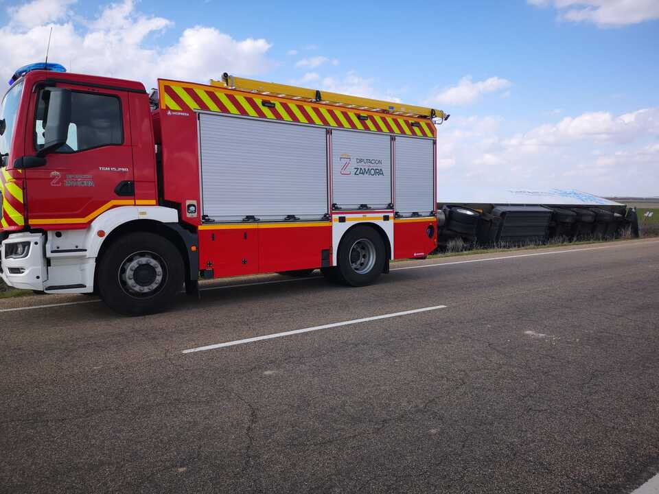 Vuelca un camión frigorífico en Villardiga_2