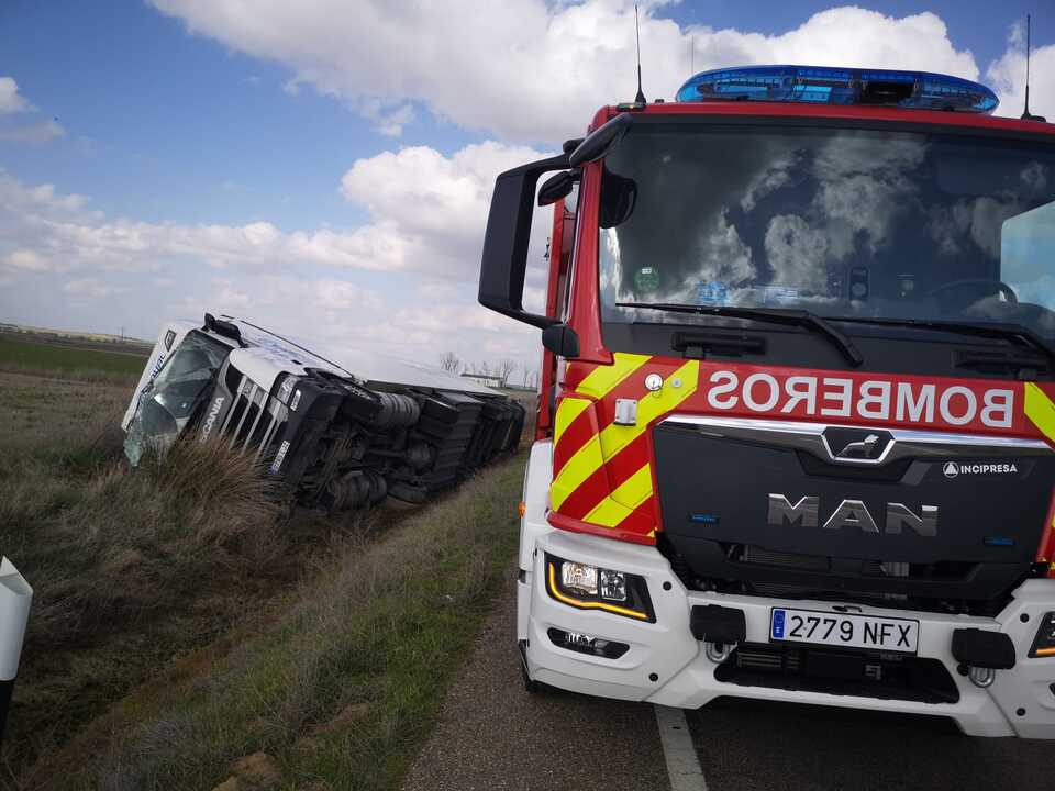 Vuelca un camión frigorífico en Villardiga_3