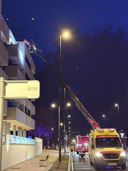 bomberos socorren un hombre por la ventana zamora