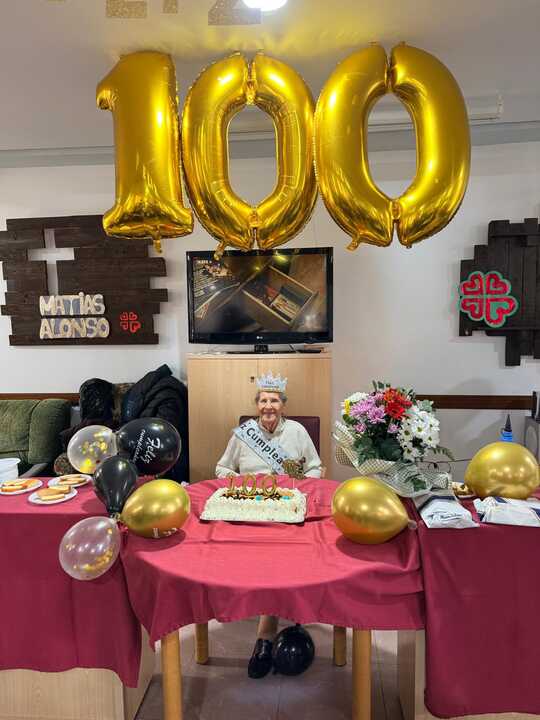 Andrea Carro posa en la residencia con su corona y sus 100 años
