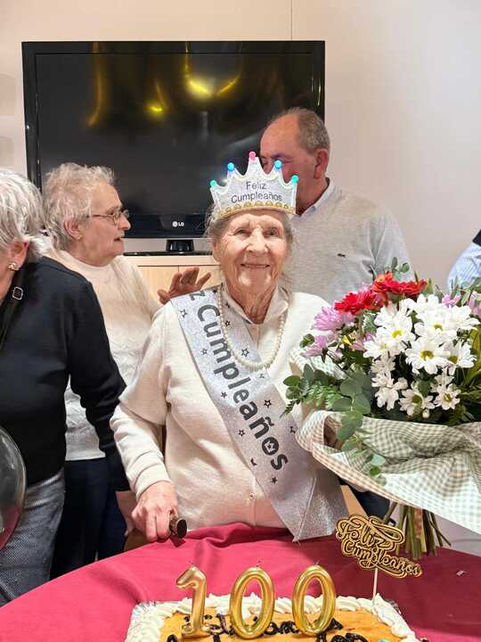 Andrea recibe un ramo de flores por su cumpleaños