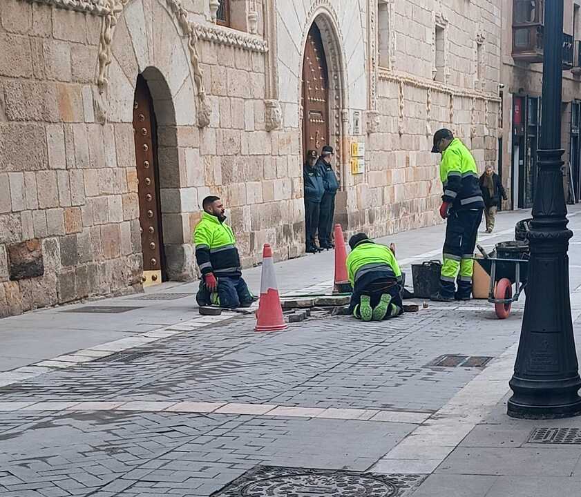 Cuadrilla reparando pavimento en la calle San Torcuato