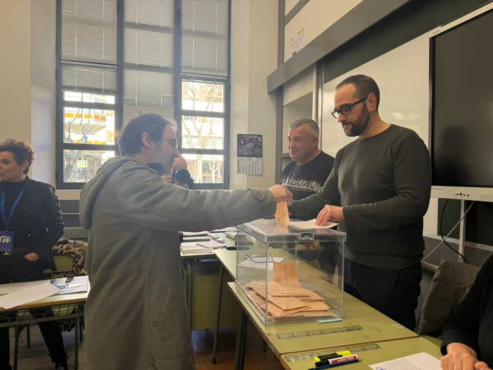 Miguel Ángel Viñas ejerce su derecho a voto el 15M